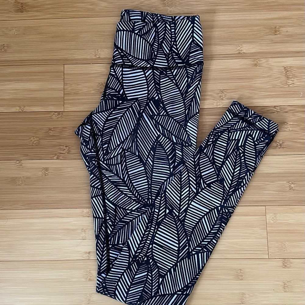 Lululemon Wunder Under Pant *Full-on Luon Black/White Banana Leaf Print size 6